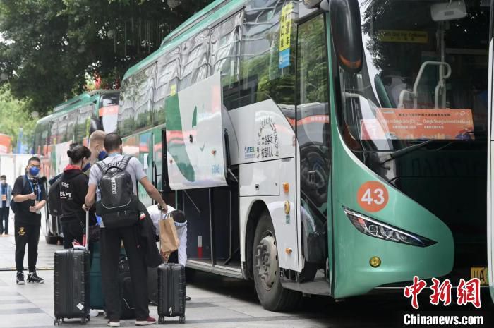 开幕式颁奖仪式环节中，特邀颁奖嘉宾那威、钱波、杨奇鸣、侯祥玲、陶玉玲、陈友旺、张目、雷恪生、谢芳为北京电影家协会2021年度;首都青年电影人才培训成果短片颁奖，获奖影片展示了中国影视事业艺术丰富多元的文化内涵，包容并蓄的文化核心，电影人才的创造之新、思维之新、形式之新、青年之新的艺术风采